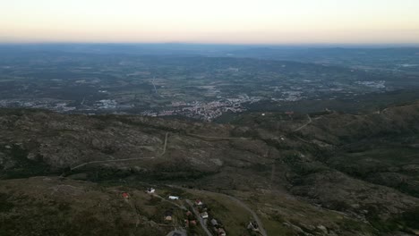 La-Fotografía-Aérea-Captura-El-Paisaje-De-Las-Casas-Comunitarias-Portuguesas-Y-Sus-Calles-Estrechas.