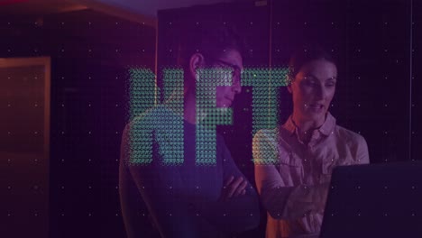 animación del texto de nft sobre una pareja diversa usando una computadora portátil en la sala del servidor