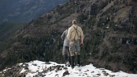 Tiro-Con-Arco-Caza-De-Alces-Con-Arco-En-Montana-En-Septiembre