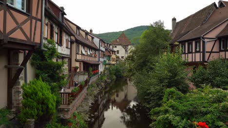 Kaysersberg-Se-Encuentra-A-Unos-12-Kilómetros-Al-Noroeste-De-Colmar,-En-La-Vertiente-Oriental-De-Las-Montañas-De-Los-Vosgos,-A-Orillas-Del-Río-Weiss.