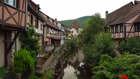 kaysersberg se encuentra a unos 12 kilómetros al noroeste de colmar, en las laderas orientales de las montañas vosges, en el río weiss