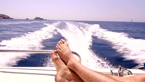 hombre relajado descansando en la cubierta del barco y disfrutando de las vacaciones de verano