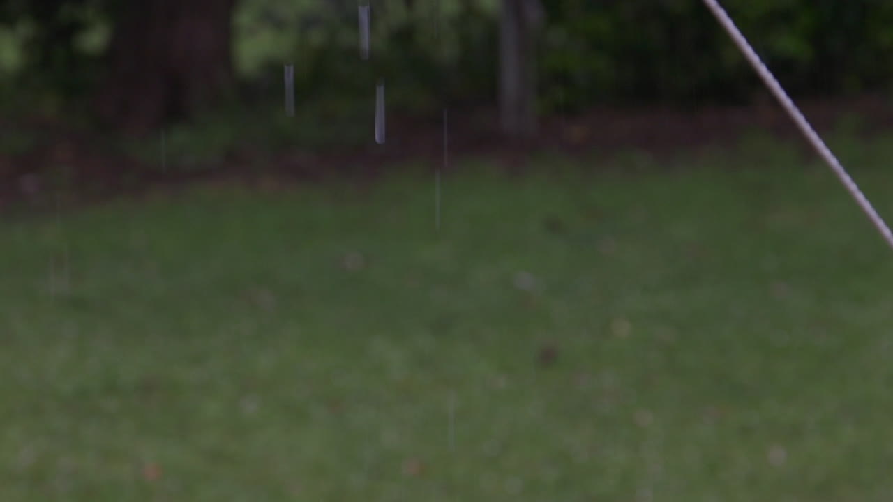 fuertes lluvias que caen mientras se acampa al aire libre y se llena un balde o un contenedor billy