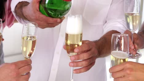 sección media del equipo de diseñadores creativos celebrando