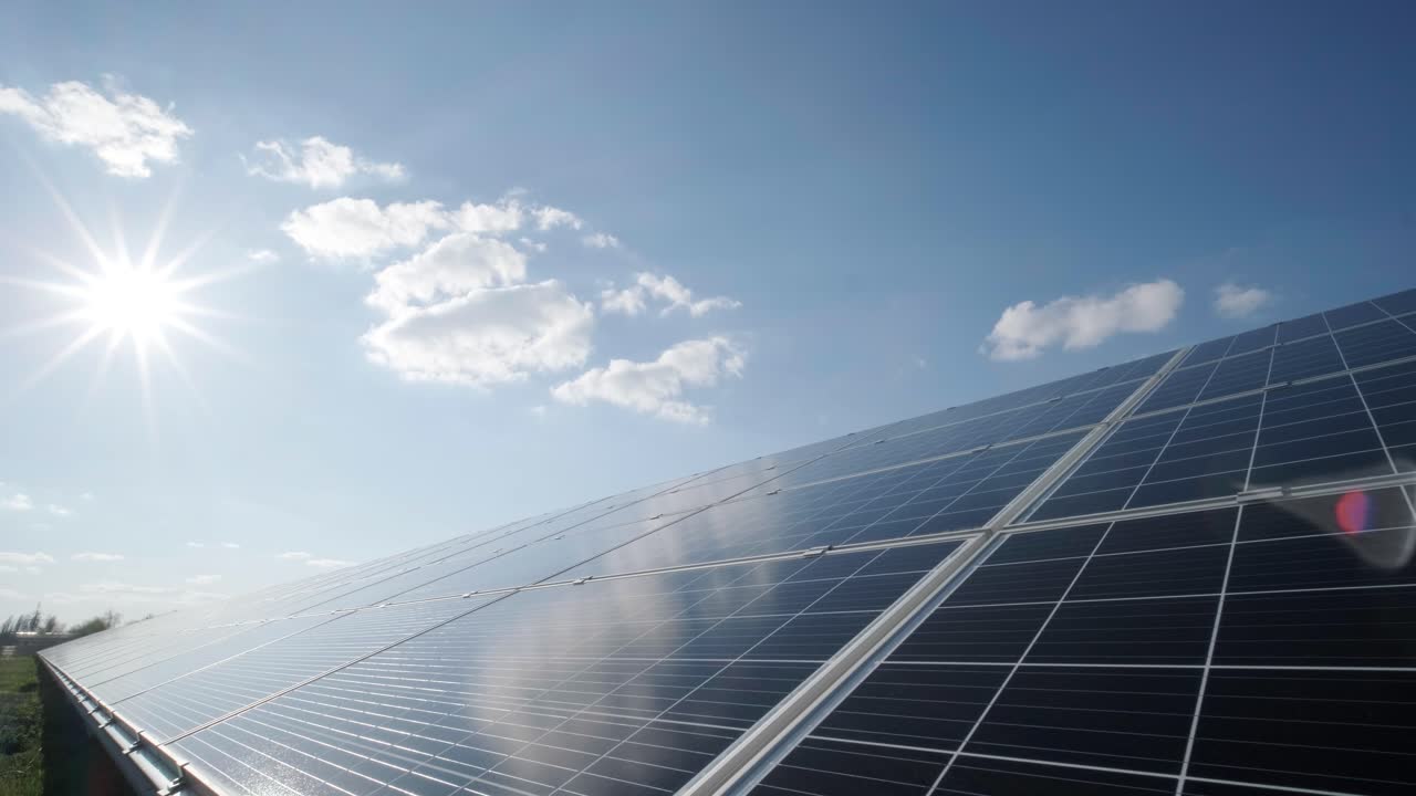paneles solares fotovoltaicos con fondo de cielo azul