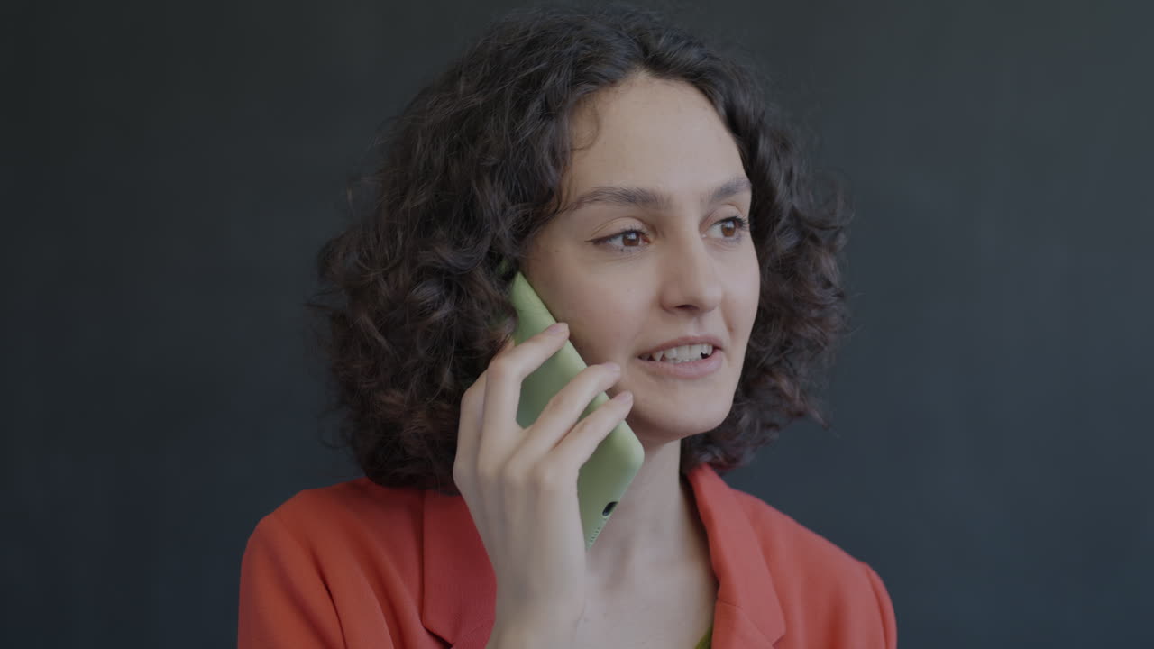 una mujer joven en una llamada telefónica.
