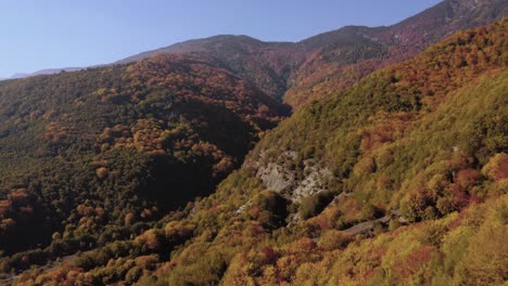 그리스 북부 의 푸른 하늘 을 배경 으로 갈색 과 오렌지색 의 가을 산 들 을 보여 주는 공중 사진