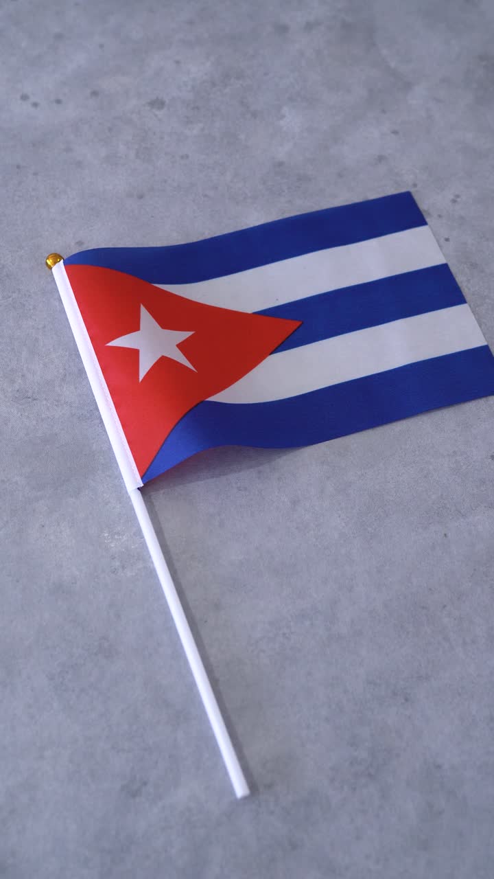 Bandiera di Cuba su sfondo grigio. Inquadratura verticale