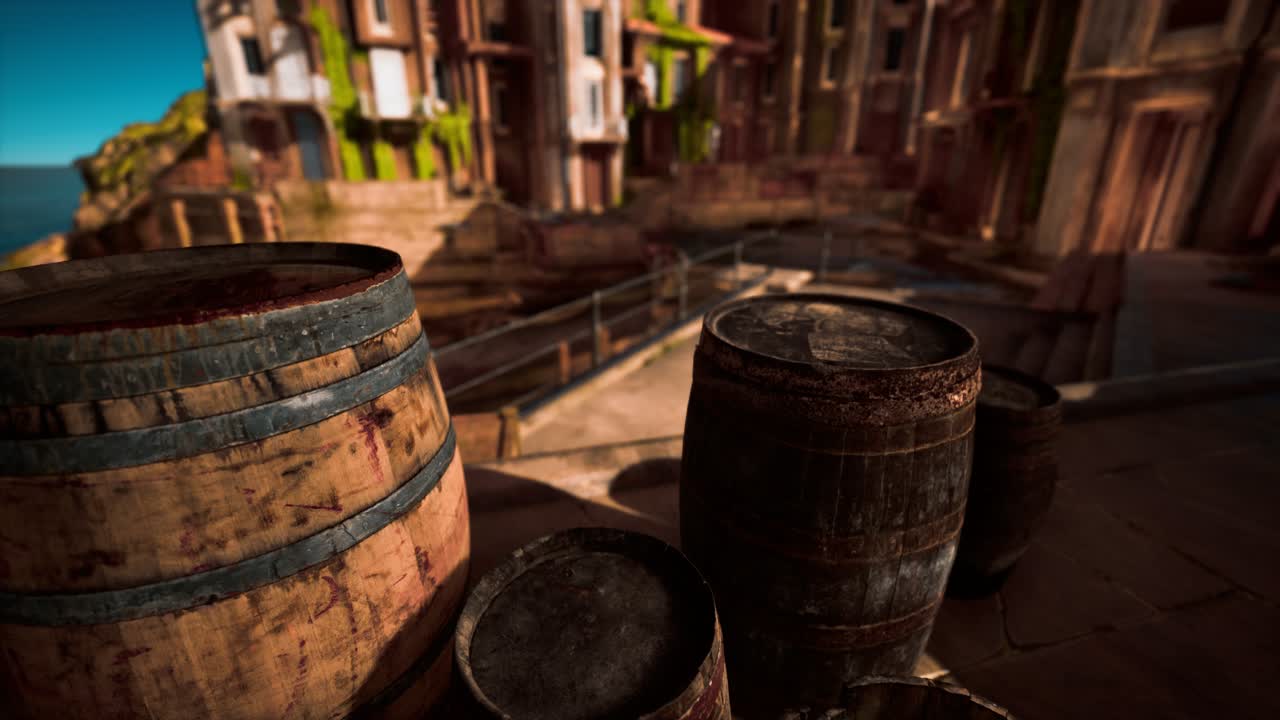 바다 마을 항구 에 있는 오래된 나무 와인 배럴