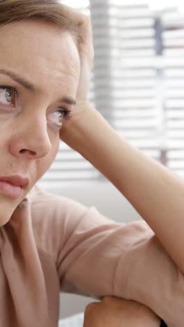 mujer triste mirando hacia otro lado