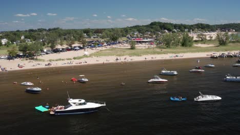 Barcos-En-El-Lago-Michigan-En-Muskegon,-Michigan-Con-Video-De-Drones-Avanzando