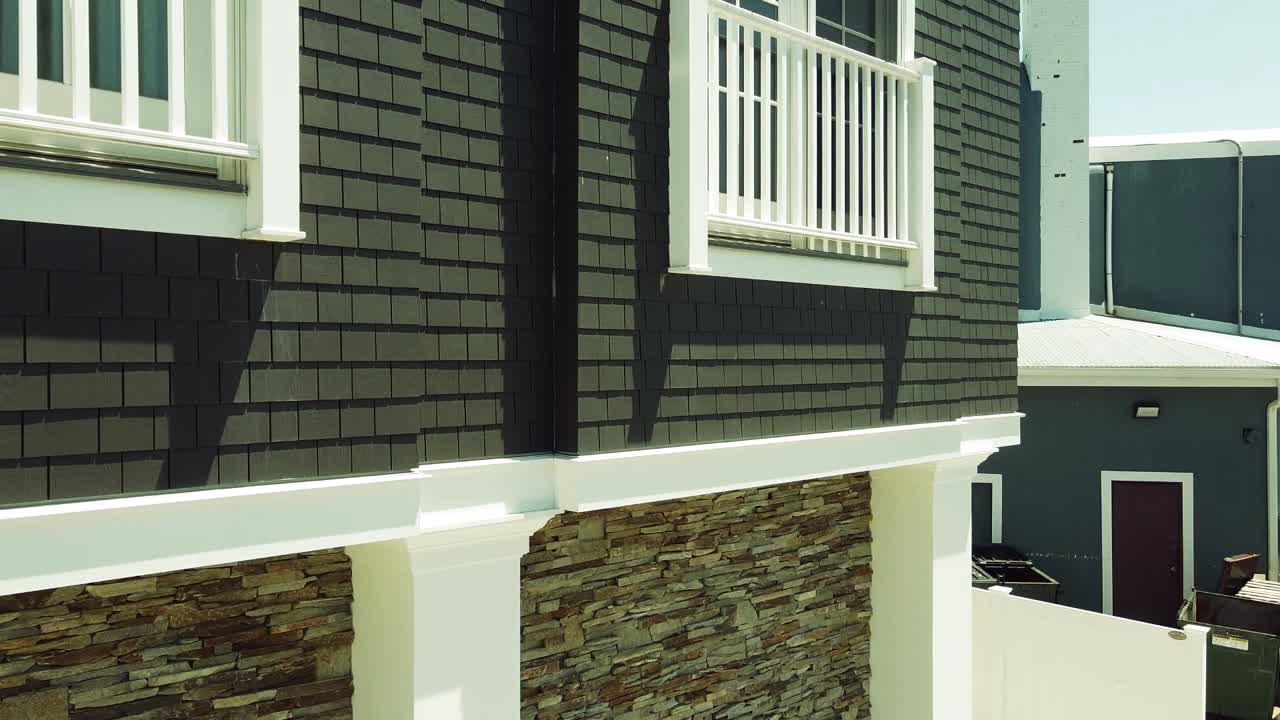 plano descendente de los costados con tejas negras de un pintoresco hotel en stone harbor, nueva jersey