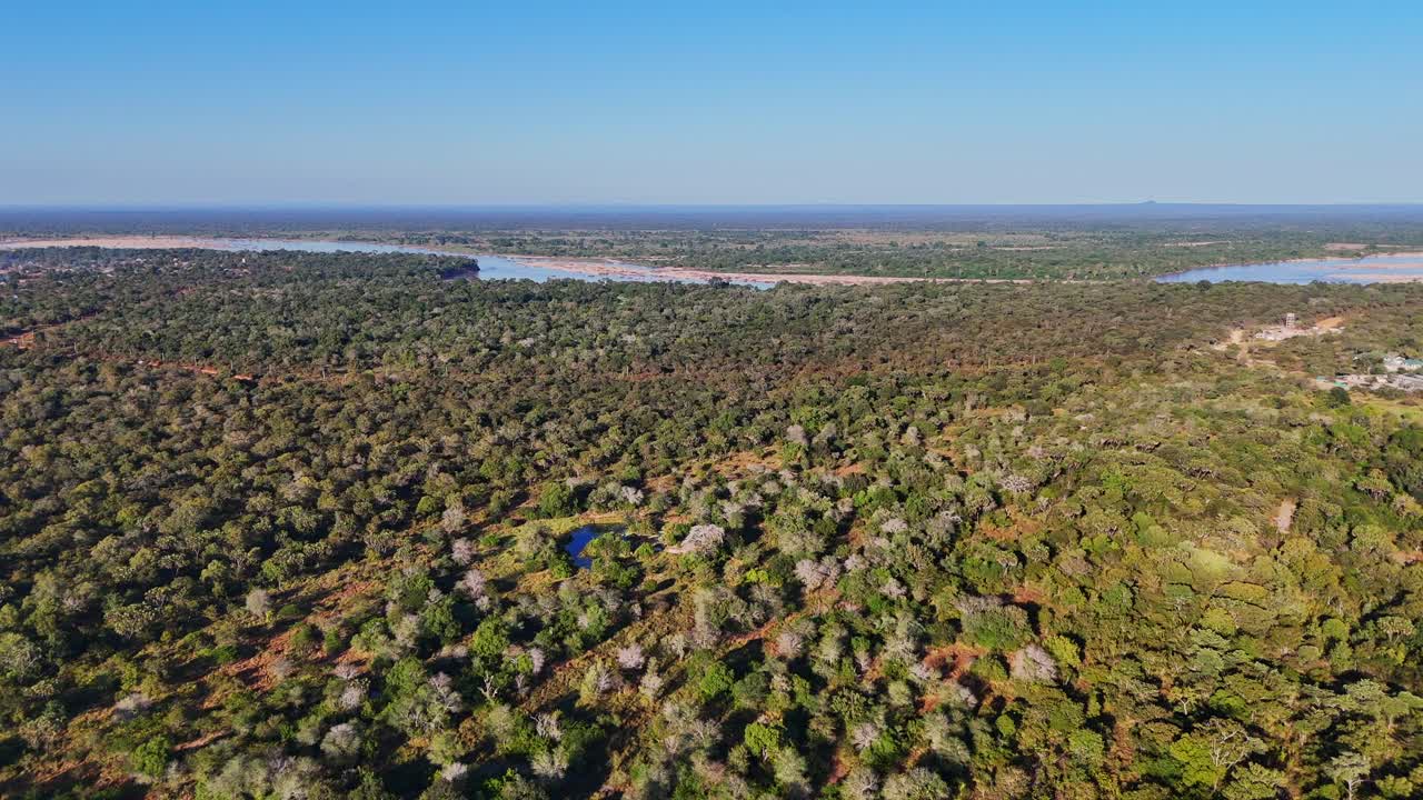 아프리카 탄자니아의 큰 사파리 강을 내려다보는 네레레 국립공원 위의 드론 비행