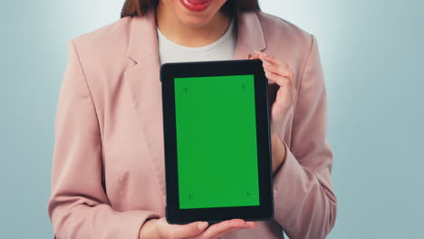 pantalla verde, tableta y manos de mujer en el estudio