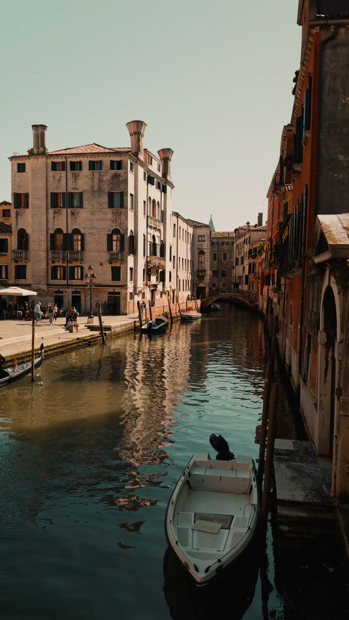 Canal de Venecia con barco amarrado
