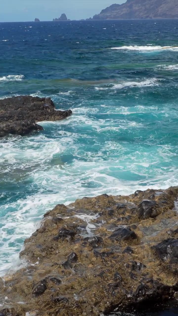 Gelombang Laut Pirus Menghantam Garis Pantai Batu Vulkanik
