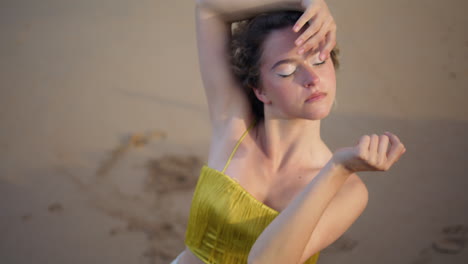 artista moderno bailando luz del sol noche de verano primer plano. mujer inspirada actuando
