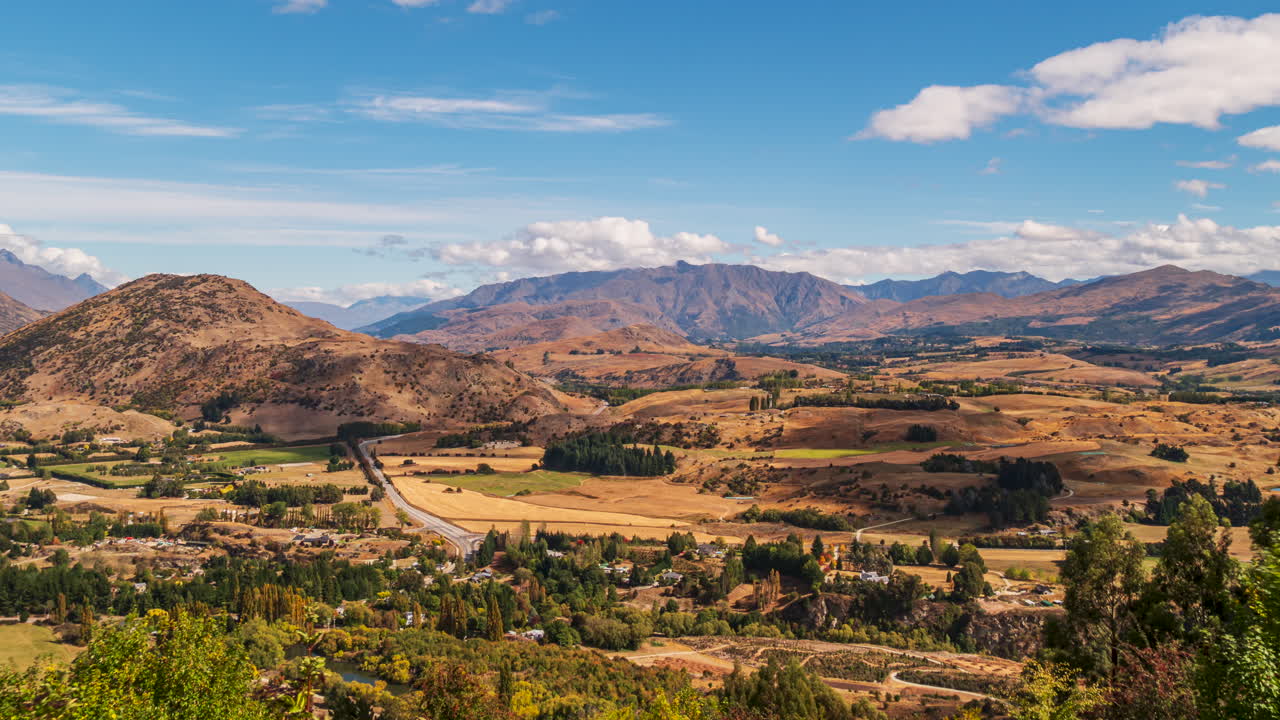 las sombras de las nubes pasan sobre el paisaje de nueva zelanda cerca de queenstown, timelapse