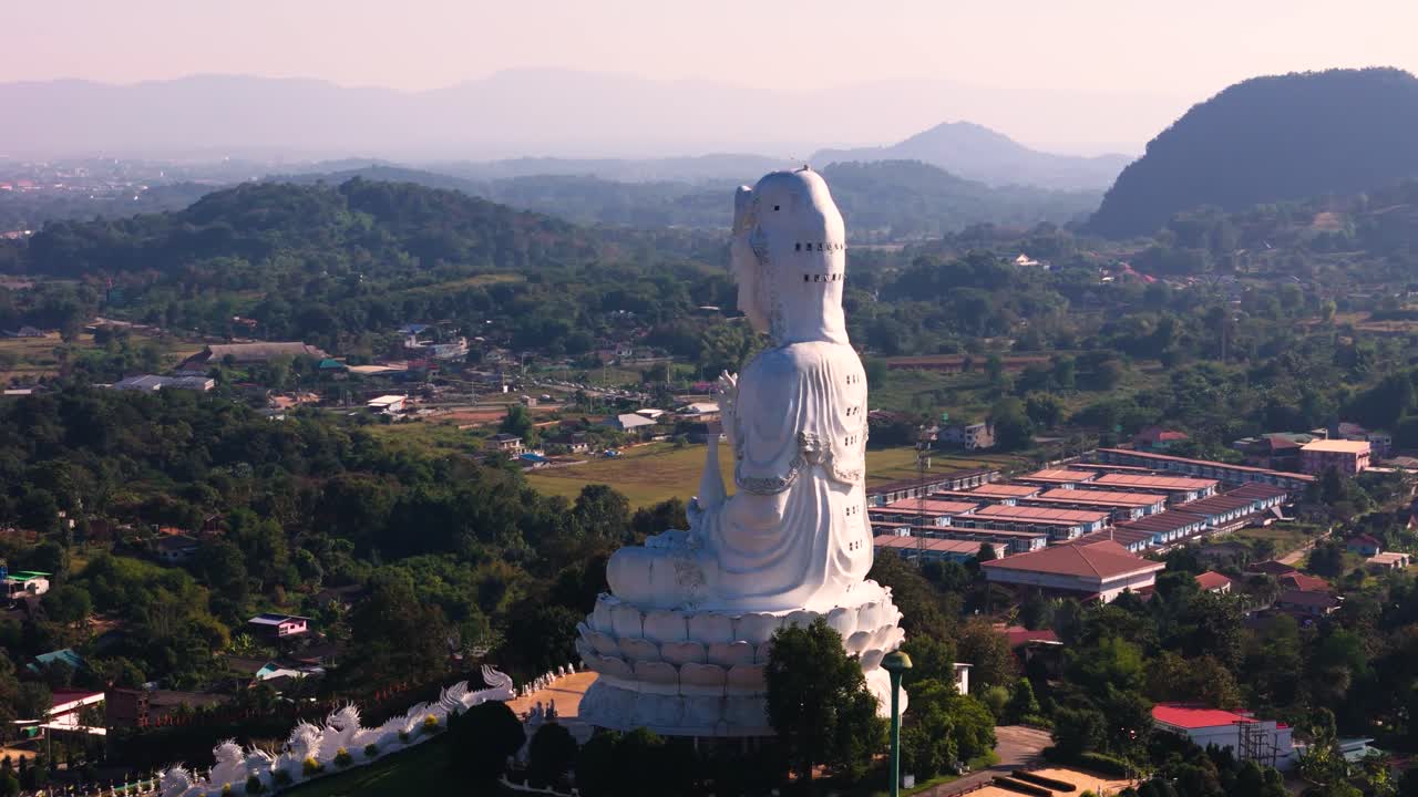 Quan Âm nhìn nghiêng và từ phía sau, phong cảnh ở hậu cảnh (2/2)