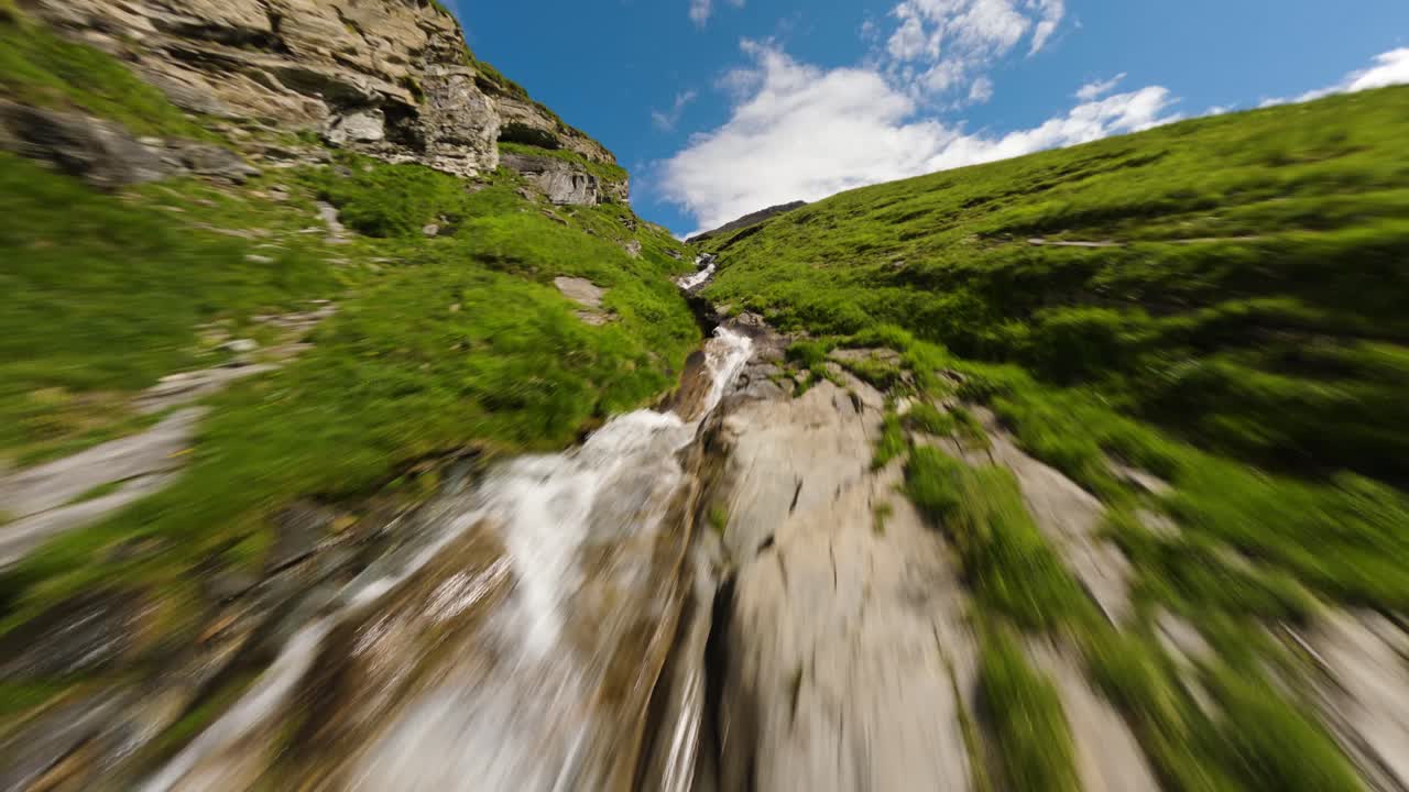 vuelo de avión no tripulado en las proximidades de un pequeño arroyo de montaña por la carretera alpina grossglockner en austria