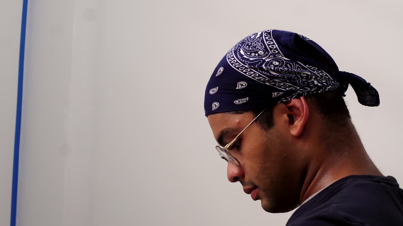 hombre pintando el borde de la pared con un pincel - de cerca