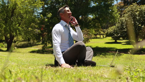 hombre de negocios trabajando en el parque