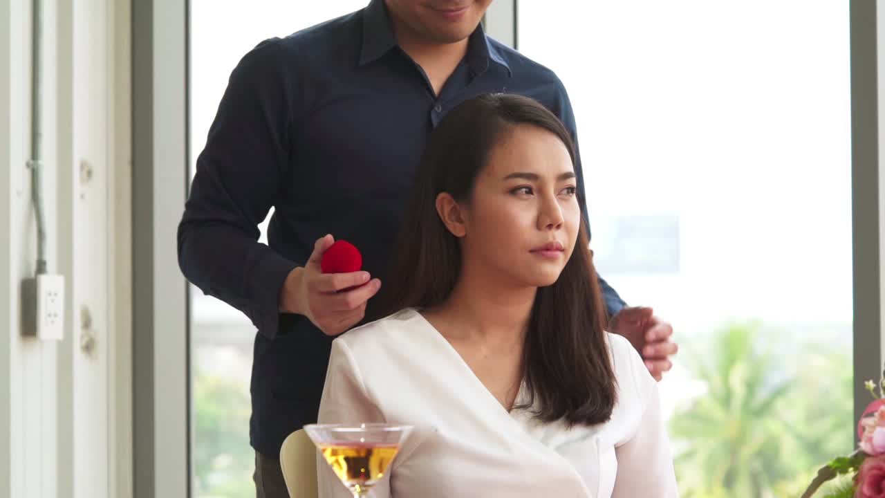 pareja romántica feliz almorzando en un restaurante
