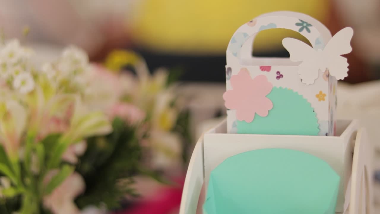 pequeñas cajas de regalos hechas a mano con decoración de mariposas y flores