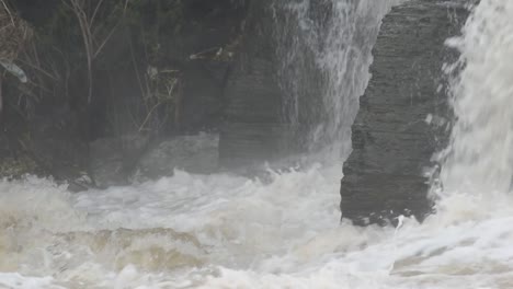 Agua-Que-Fluye-De-La-Caída-De-Agua-En-Bhatinda-Water-Falls-En-Dhanbbad,-Jharkhand-En-India