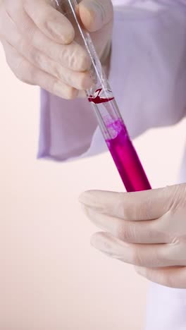 científico lleva a cabo una reacción química en un entorno de laboratorio
