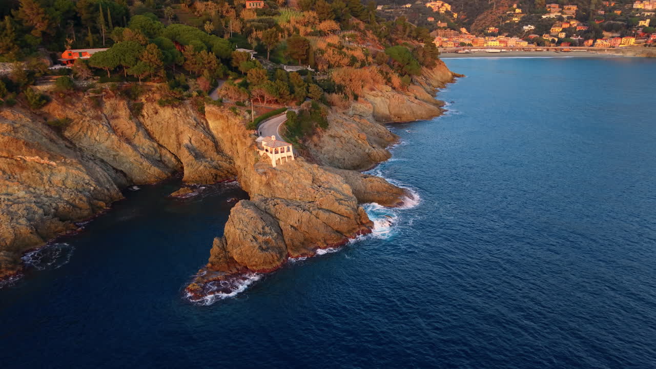 Il drone si dirige verso una villa isolata sulla scogliera sopra la costa mediterranea.