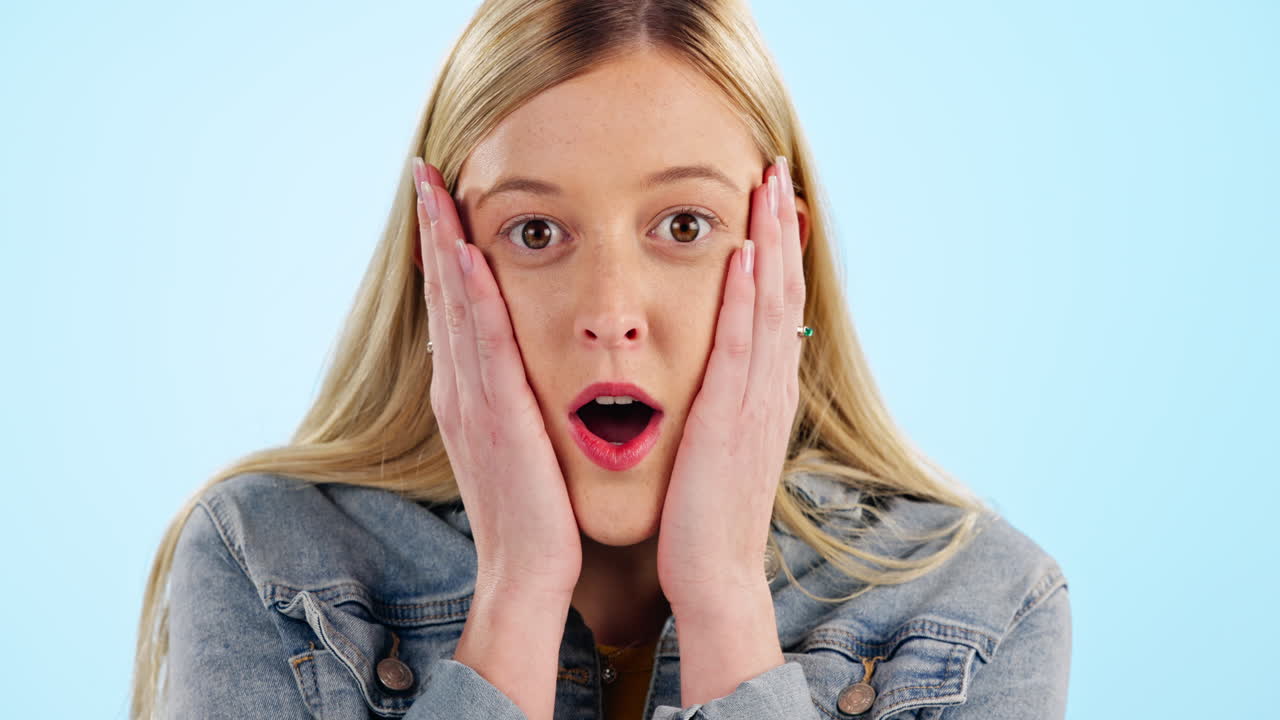 와우, 그리고 파란 얼굴에 제스처를 가진 여자