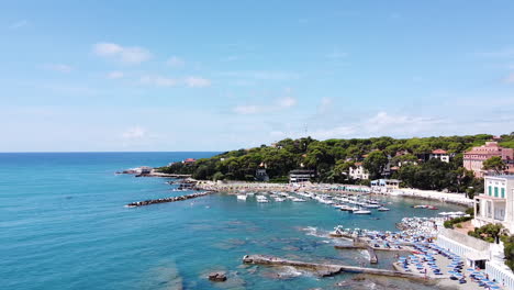 Costa-De-La-Ciudad-Sobre-El-Mar-Azul-Y-Cielo-Despejado-Con-Botes-Privet-Y-Yots-Estacionados-En-La-Laguna