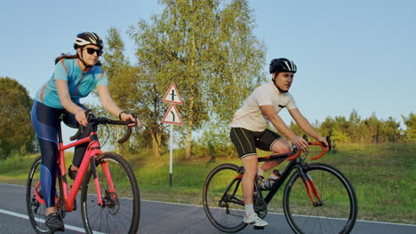 Radsport-WettbewerbRadsportler-Fahren-Ein-Rennen-Mit-Hoher-Geschwindigkeit