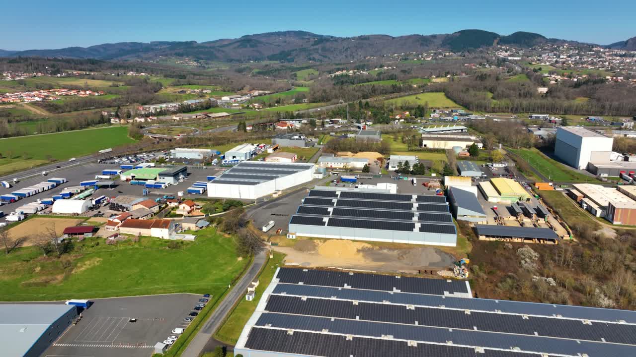 vista aérea de una planta de energía solar con paneles fotovoltaicos azules montados en el techo de un edificio industrial para producir electricidad ecológica verde. concepto de producción de energía sostenible