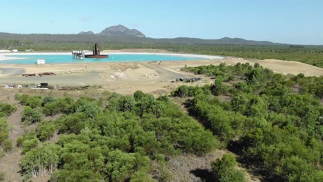 Drohnenansicht-Der-Surfseen,-Weltweit-Größtes-Wellenbad,-Ausgestattet-Mit-Fünf-Wellen-Technologie-Für-Alle-Könnerstufen-Und-Surfboote,-Australien