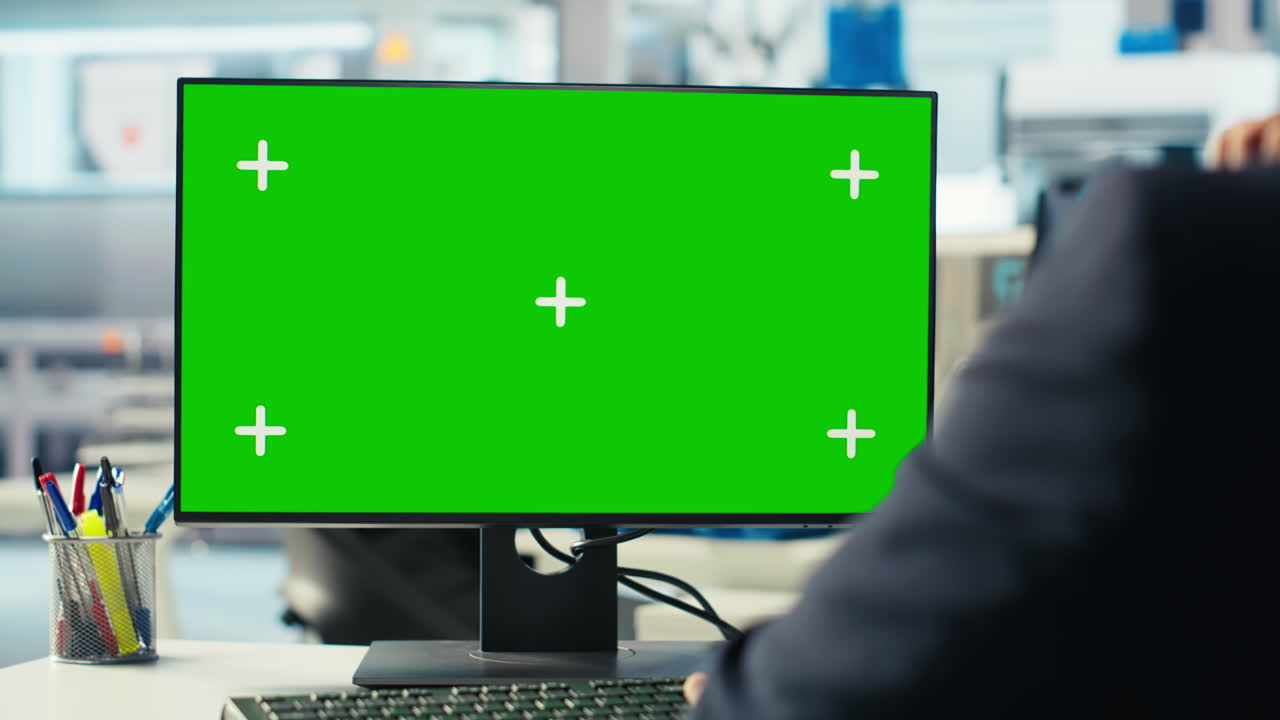 trabajador de una planta de fabricación de paneles solares que reduce el tiempo de inactividad utilizando una pantalla verde