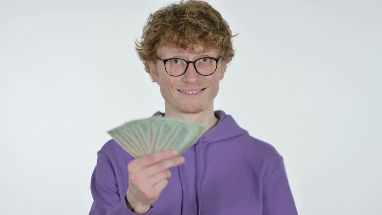 빨간 머리 젊은이가 달러를 제안하고, 색 배경