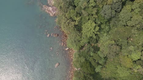 Antenne,-Vogelperspektive,-Dolly-Spin-Linksdrehung-Aufnahme-Einer-Tropischen-Felsküste-Aus-Granit-Mit-üppiger-Tropischer-Waldvegetation-Auf-Einer-Insel