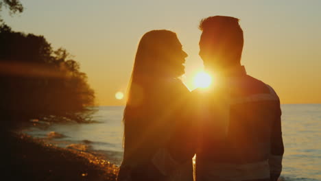 pareja feliz al atardecer