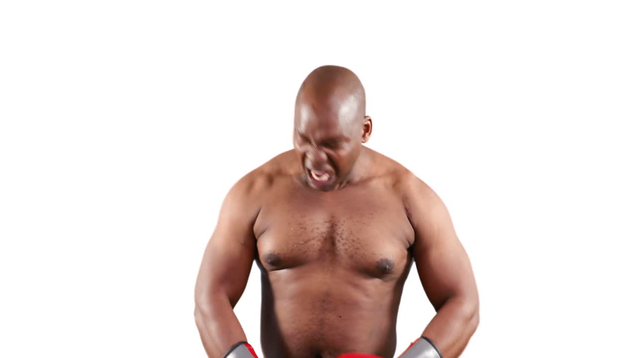 un boxeador musculoso serio con guantes posando