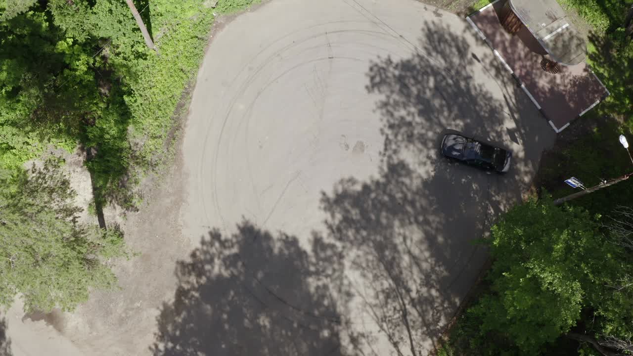 랜딩 뷰: 스트림 레이싱카, 원을 따라 떠다니는 자동차, 일본 자동차, 을 따라 돌아가는 자동차, 시골 도로, 공중 뷰, 은 검은 자동차, 떠다니며 돌아가는 자동차.