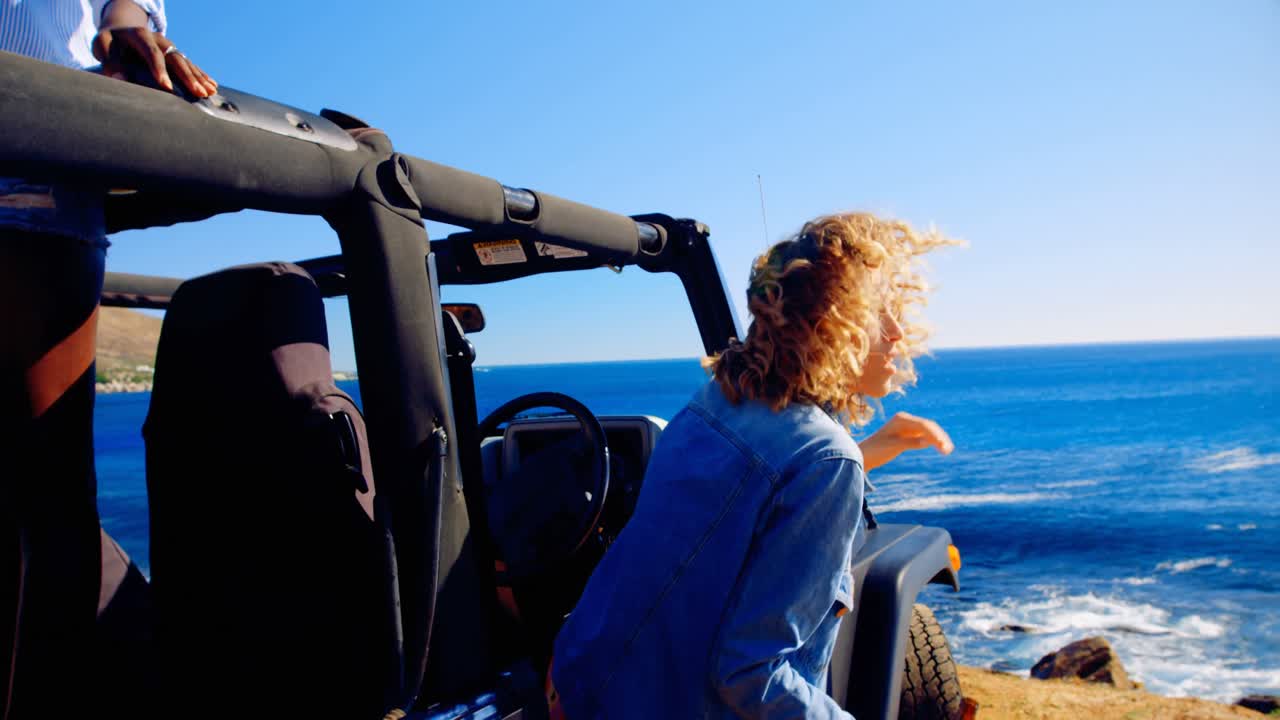 grupo de amigas brindando botellas de cerveza en la playa 4k