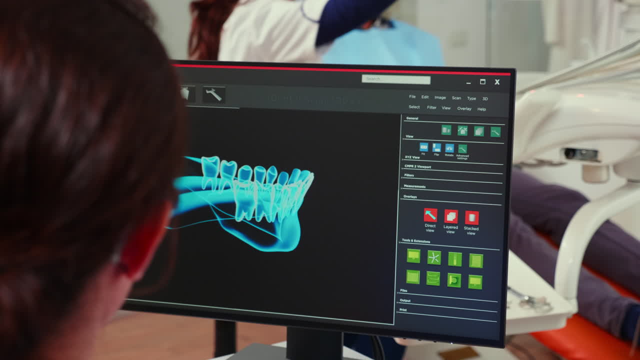enfermera estomatóloga mirando las huellas digitales dentales en la computadora