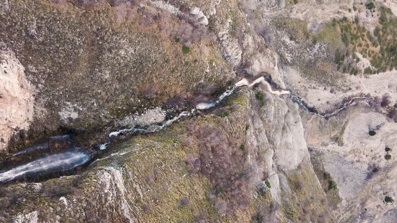 giro aéreo en cámara lenta vertical hacia abajo por una cascada en tzoumerka, grecia