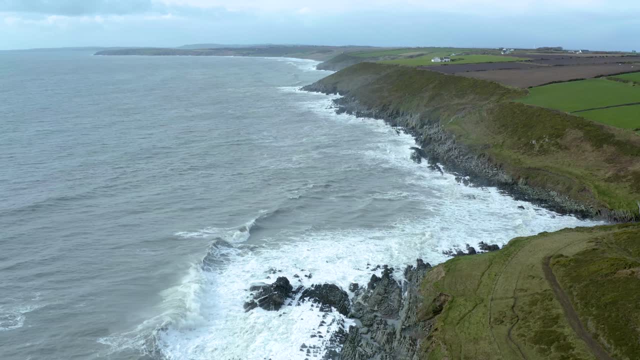 toma aérea de un dron en la hermosa costa verde del sur de irlanda en un día nublado