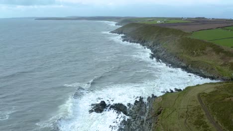 Toma-Aérea-De-Un-Dron-En-La-Hermosa-Costa-Verde-Del-Sur-De-Irlanda-En-Un-Día-Nublado