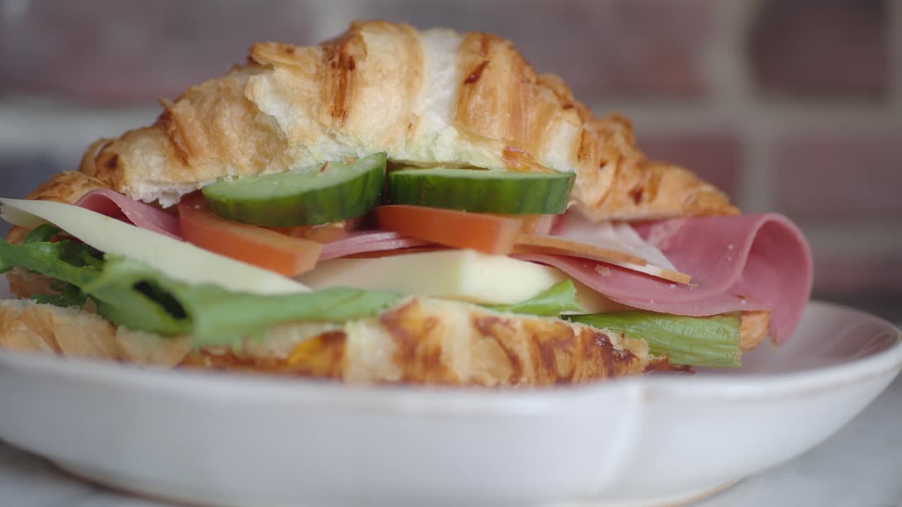 un delicioso sándwich de croissant