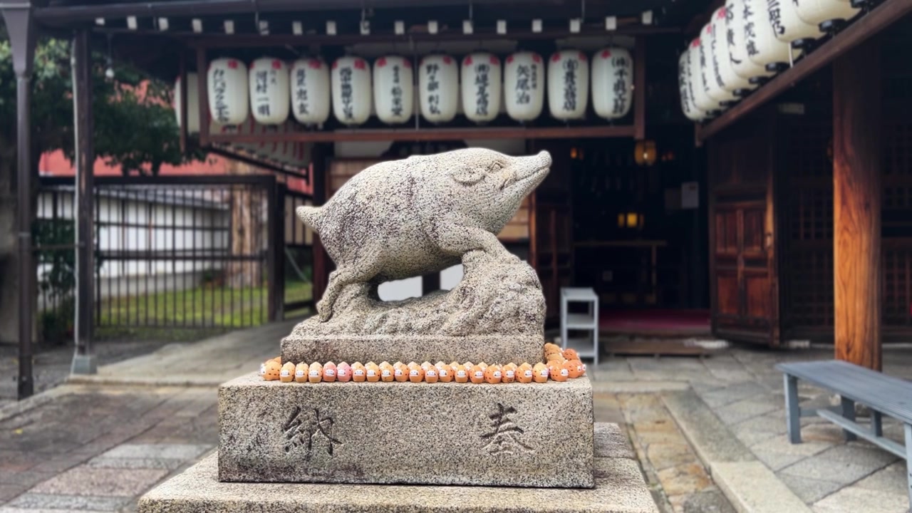 Japonya, Kyoto'da bulunan bir Şinto Tapınağı'ndaki Yaban Domuzu Heykeli.