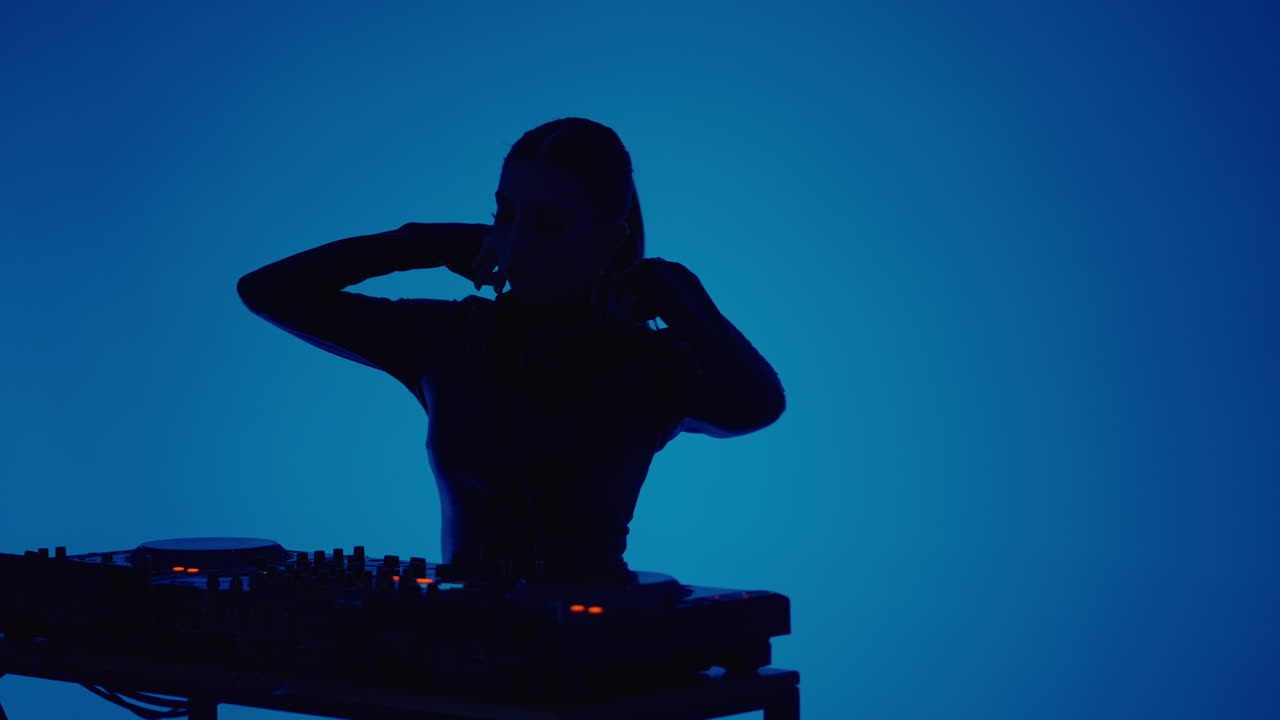 silueta de una mujer dj actuando
